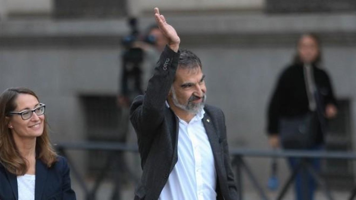 Jordi Cuixart, cuando entró a declarar con su abogada en la Audiencia Nacional, el 6 de octubre del 2017.-DAVID CASTRO