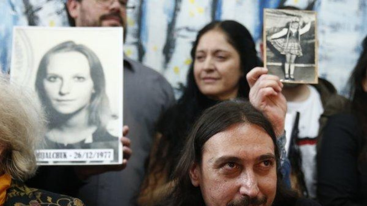Javier Matías Darroux Mijalchuk es presentado por las Abuelas de Plaza de Mayo en Argentina.-