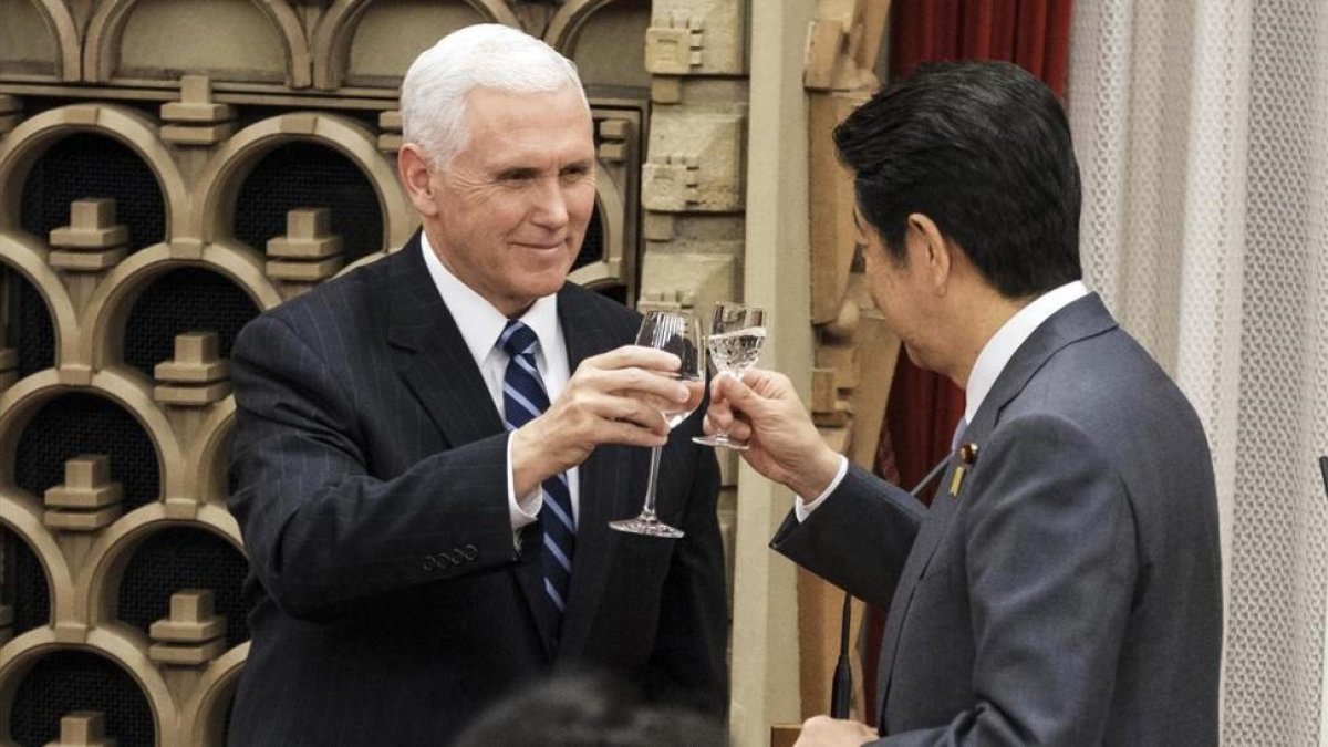 El vicepresidente de EEUU, Mike Pence, brinda con el primer ministro de Japón, Shinzo Abe, durante la cena en su visita a Tokio.-AP