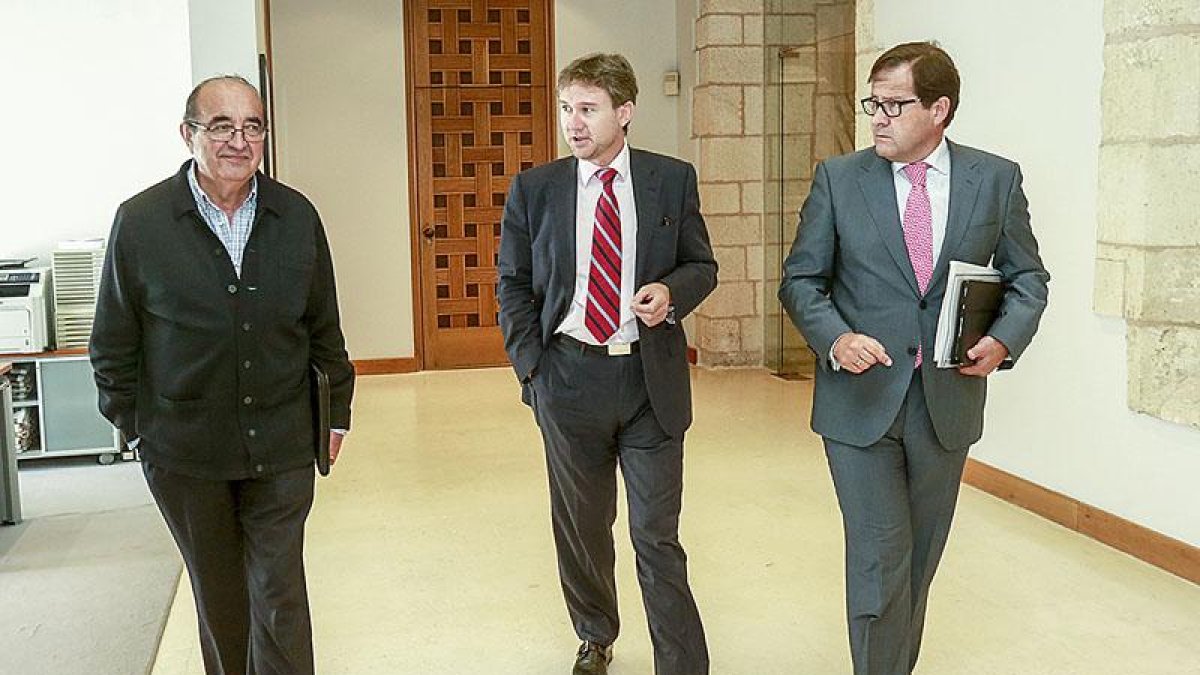 FernándezSantos (PSOE), el alcalde, Javier Lacalle, y el concejal de Hacienda, Salvador de Foronda.-ISRAEL L. MURILLO