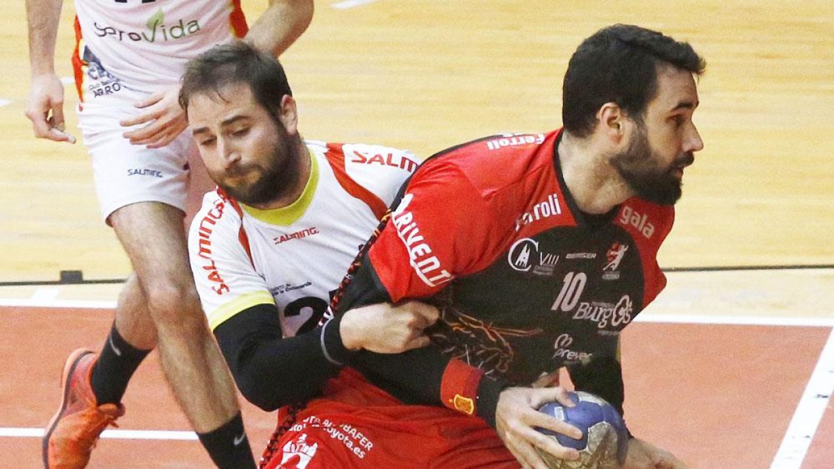 Miguel Miralles intenta zafarse del acoso de un rival.-SANTI OTERO
