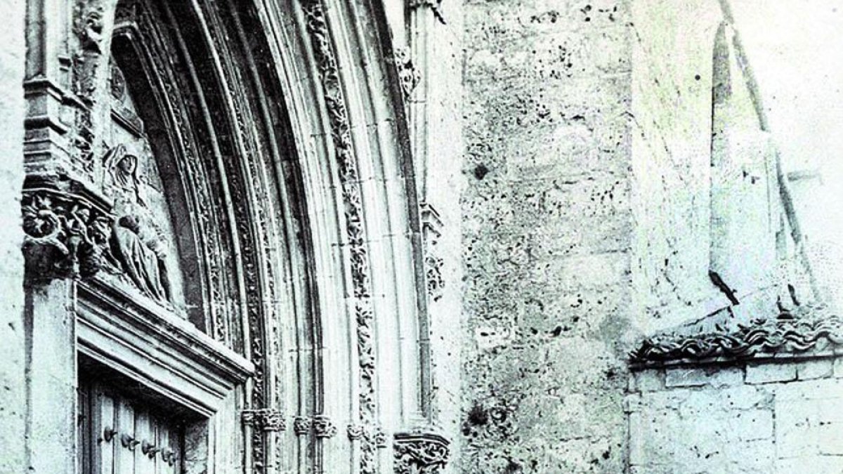 Esta fotografía es una de las que ilustran el libro y recoge la visita a la Cartuja. Aparecen García Lorca (3º i.), Domínguez Berrueta (5º i.) y Luis Mariscal (d.).-FOTÓGRAFO: ALFONSO VADILLO. ARCHIVO DE LA FUNDACIÓN FEDERICO GARCÍA LORCA
