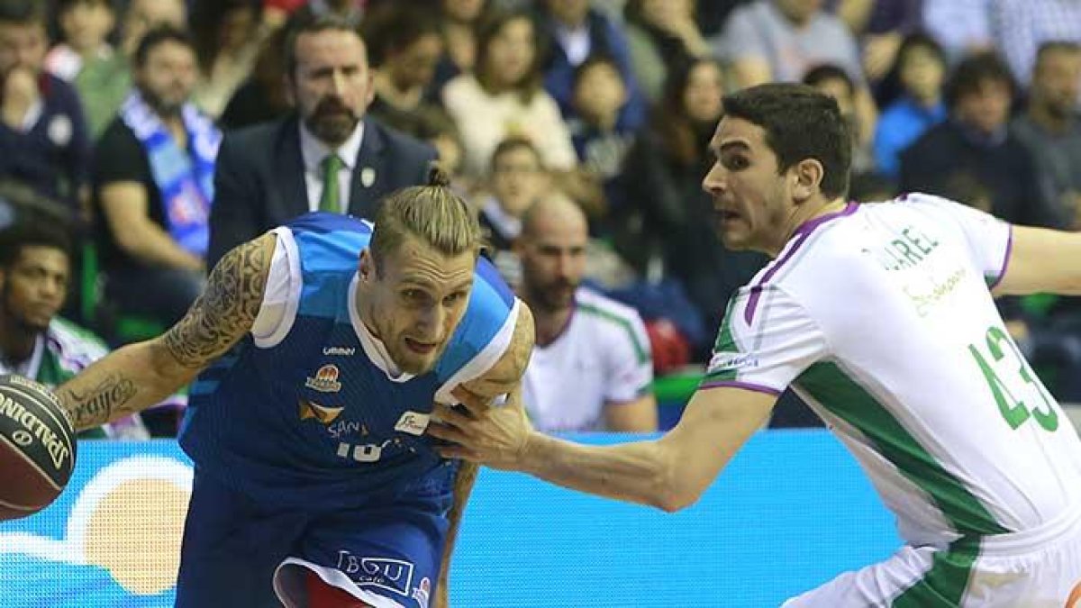 Javi Vega supera a Suárez en una acción para el recuerdo del partido San Pablo-Unicaja del pasado curso.-SANTI OTERO