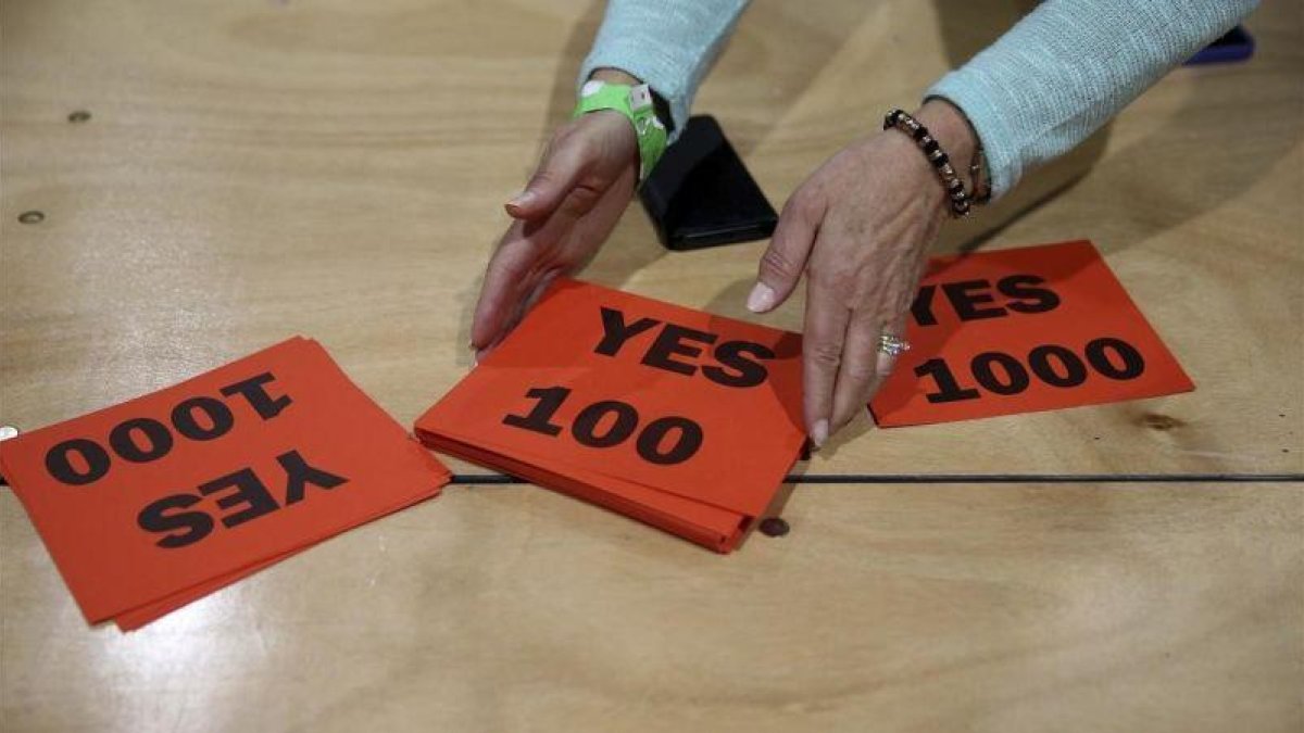 Papeletas del sí en un colegio electoral de Dublín.-AP / BRIAN LAWLESS