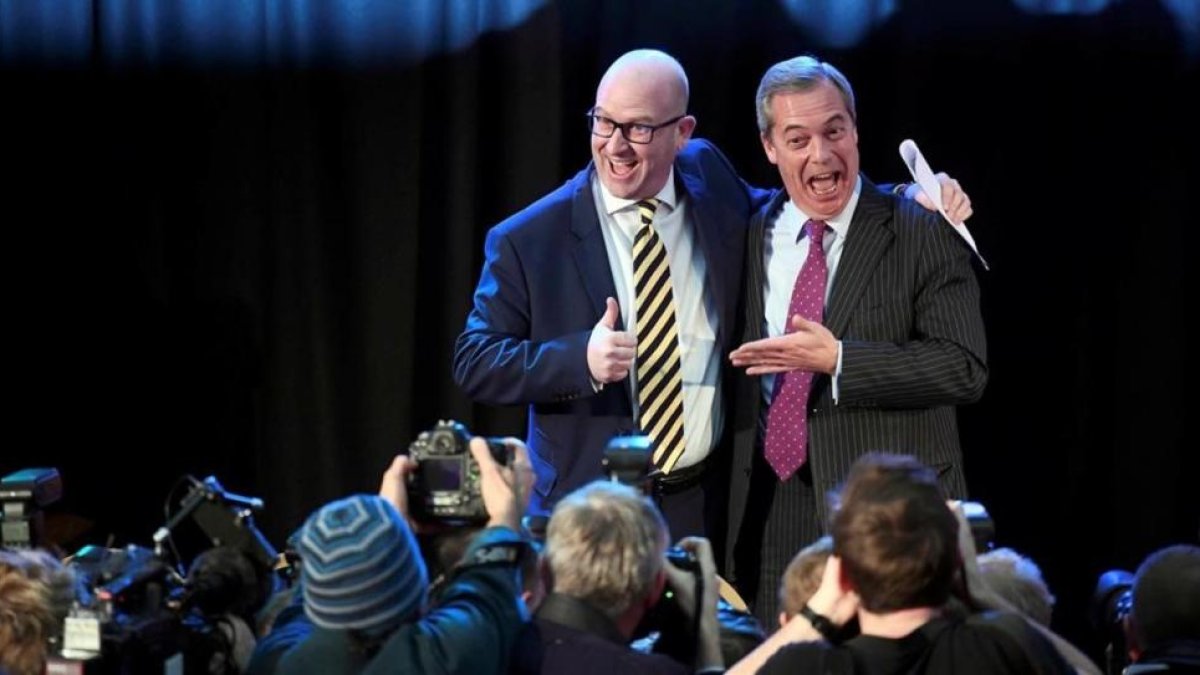 Nuttall y Farage, tras la elección del primero como líder del UKIP.-REUTERS / TOBY MELVILLE