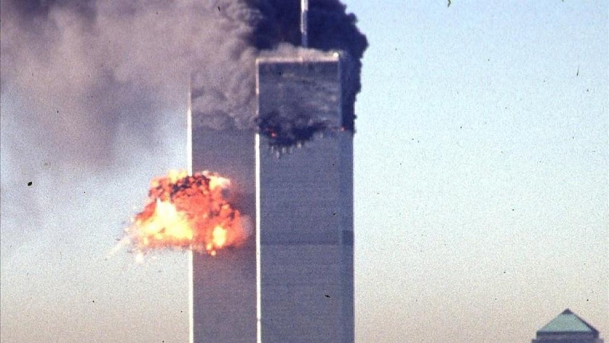 Un avión de pasajeros hace impacto en una de las torres del World Trade Center.-SETH MCALLISTER / AFP