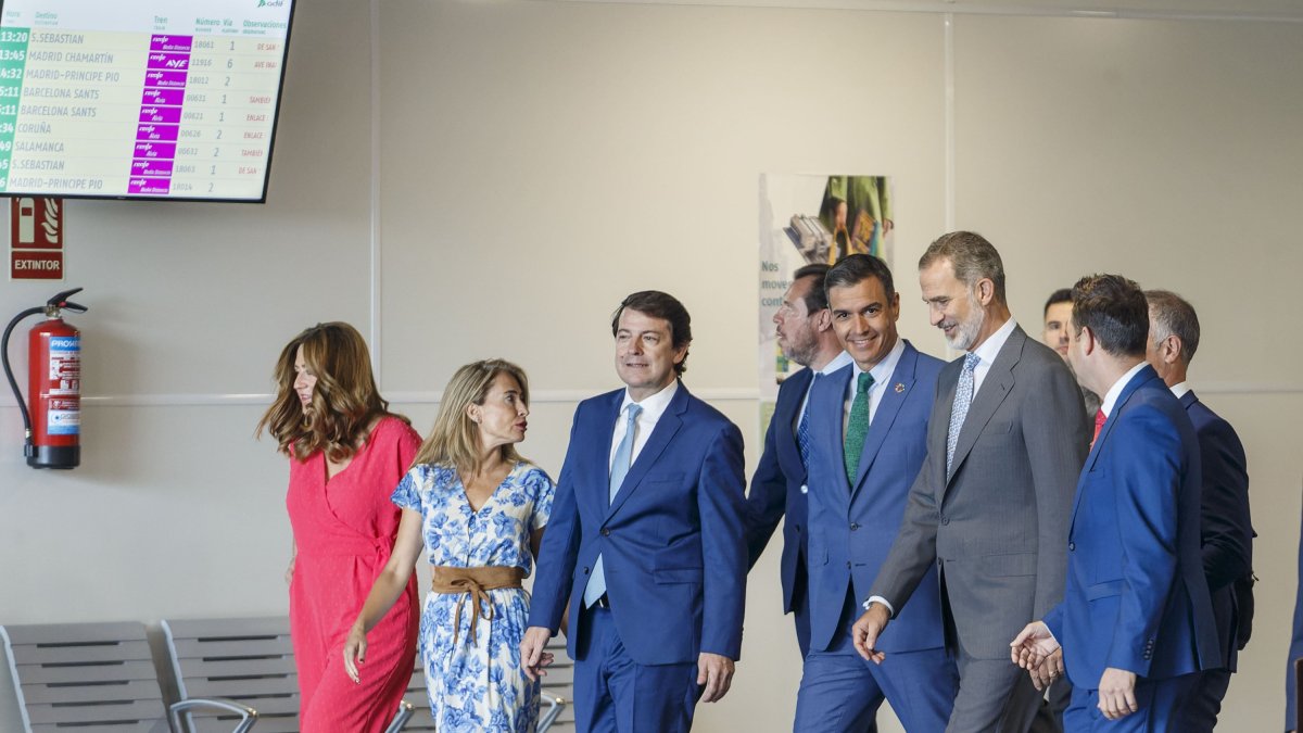 El Rey en la estación de Burgos tras viajar en el primer AVE. SANTI OTERO