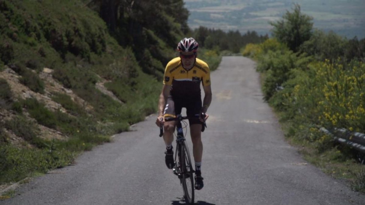El ex ciclista profesional Íñigo Cuesta en plena ascensión al Picón Castro-ECB