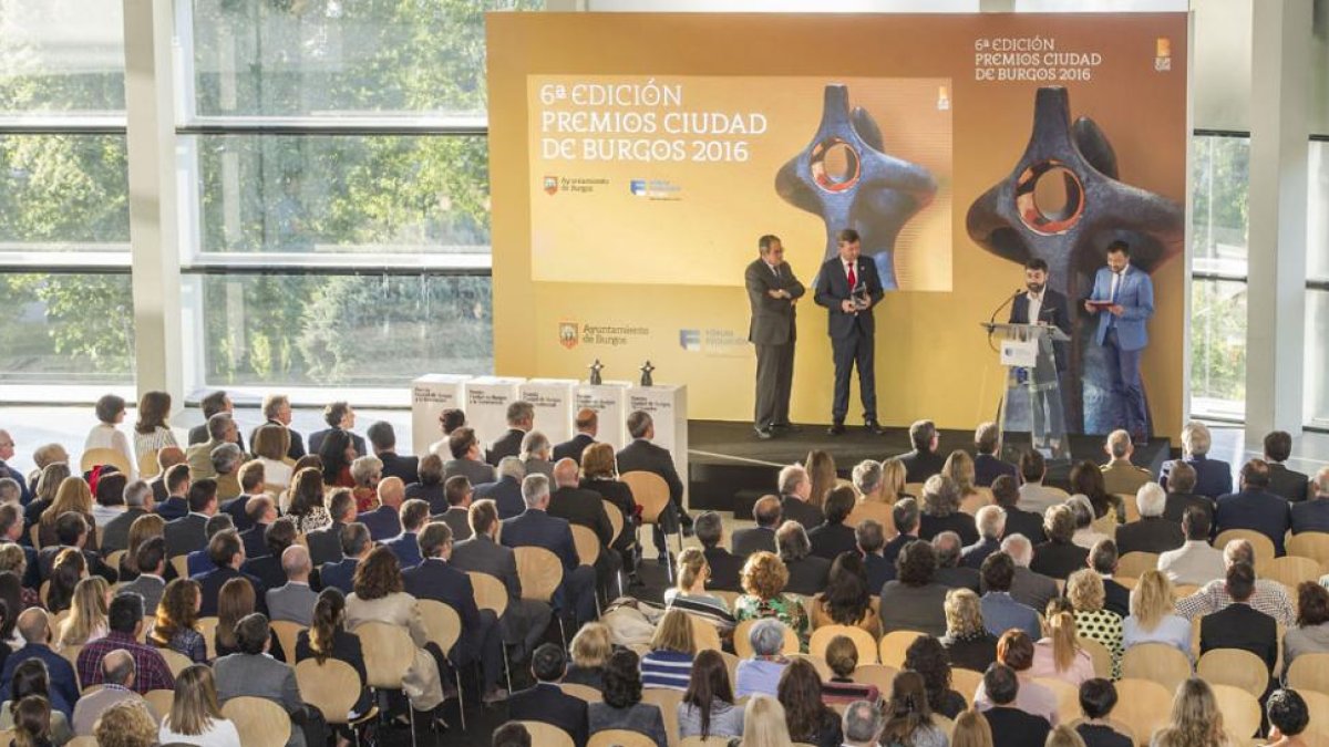 En la imagen David Ruiz, presidente de la Asociación Zona G, ofrece unas palabras de agradecimiento depués de recogerel premio.-I. L. MURILLO