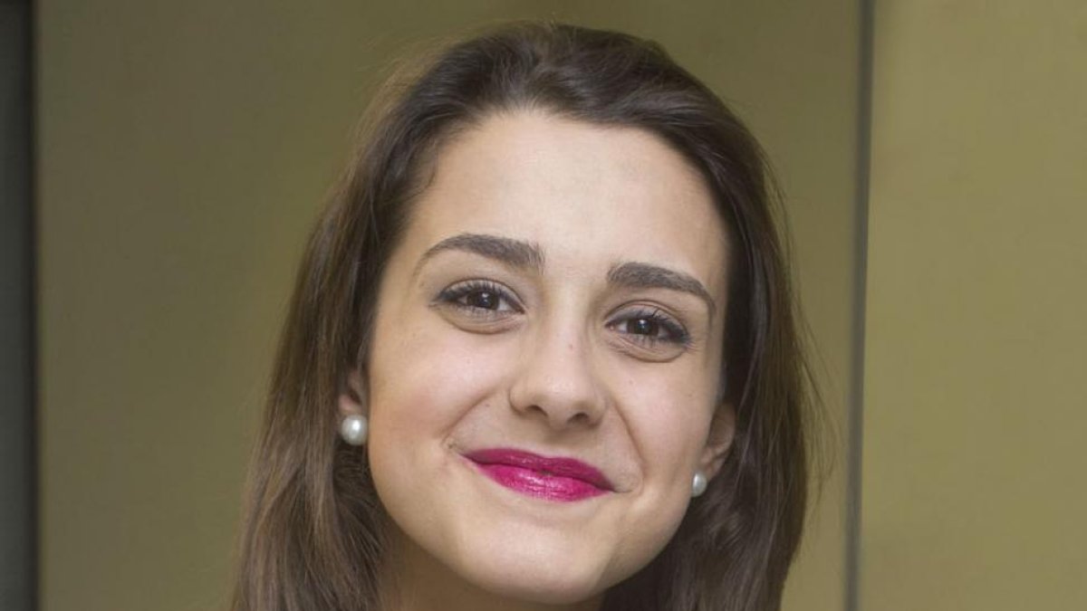 Paula Hernández Gázquez posa junto a una imagen de la portada de ‘El poder de la vida’.-Israel L. Murillo