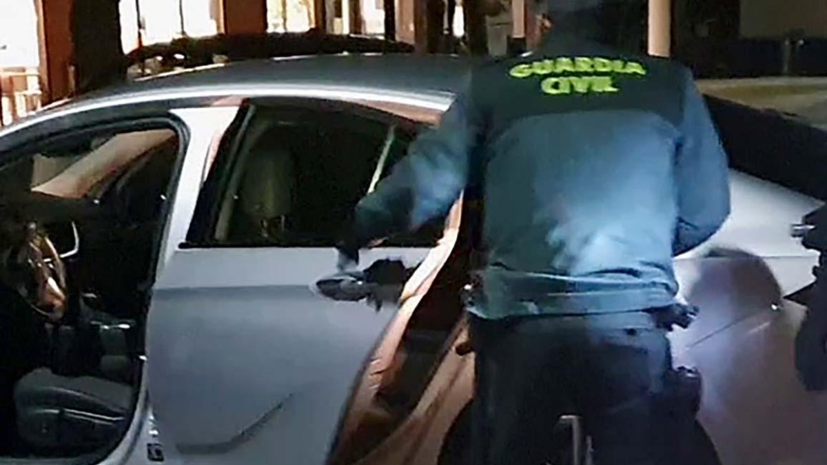 Un agente de la Guardia Civil junto al vehículo de los detenidos.-ECB