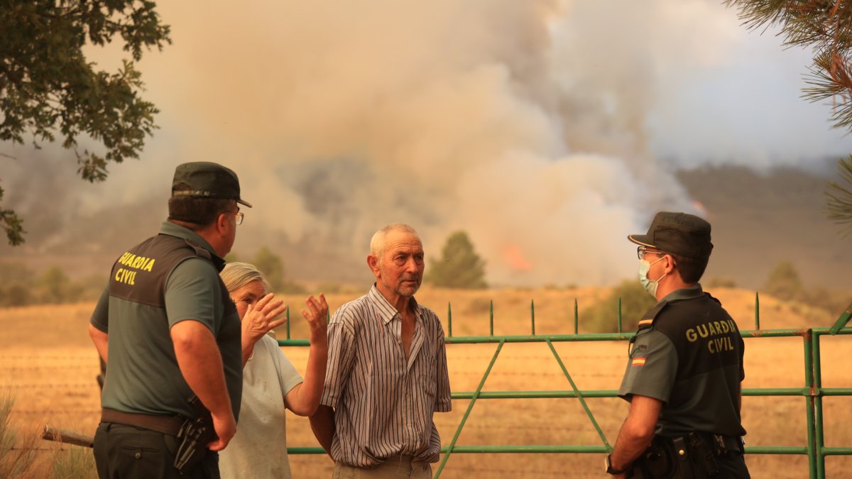 El avance del incendio forestal de Monsagro obliga al desalojo de Guadapero y Morasverdes (Salamanca). ICAL