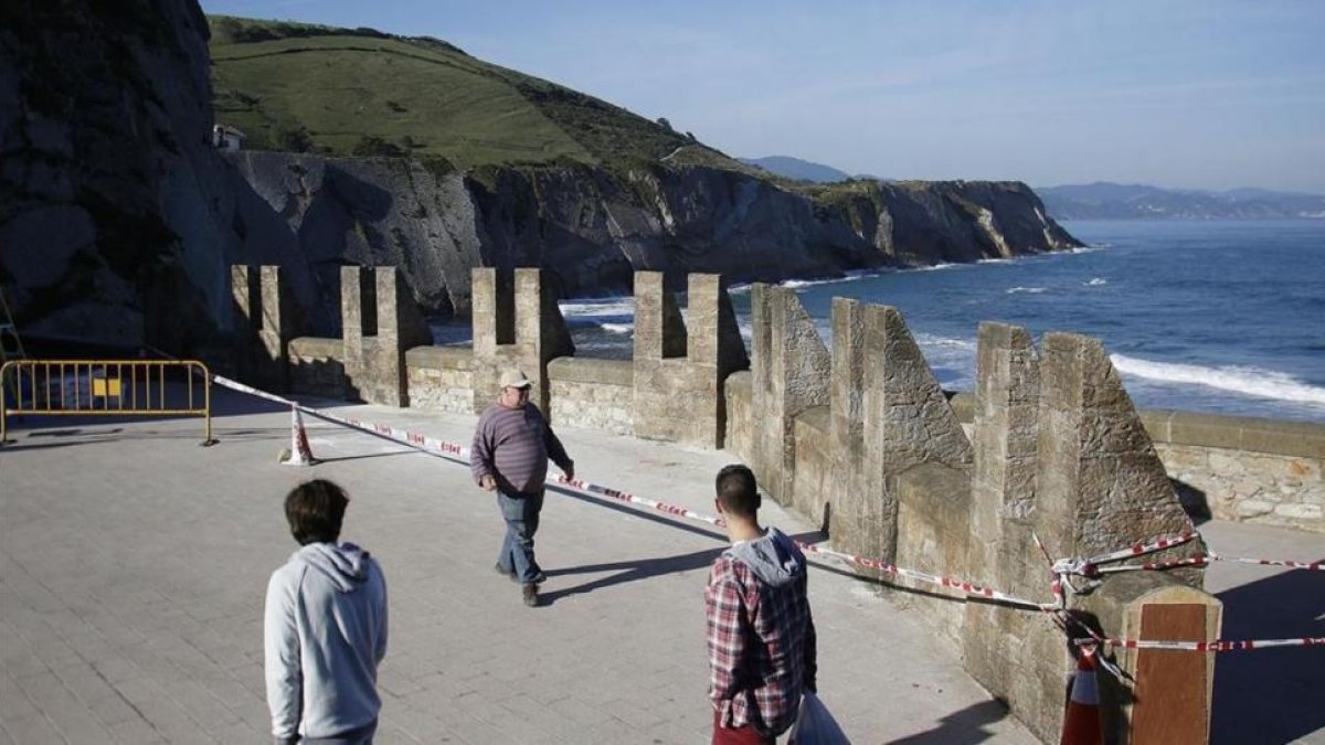 El municipio guipuzcoano de Zumaia ya se prepara para el rodaje de la serie de television  'Juego de tronos'.-EFE / Gorka Estrada