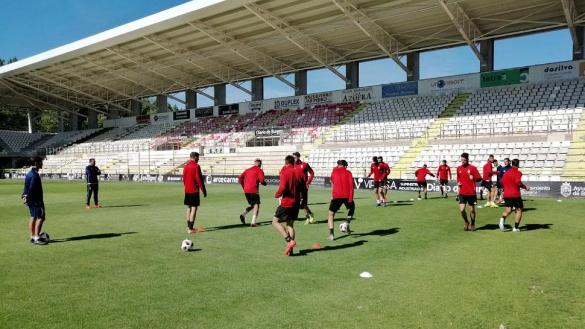 Imagen del entrenamiento del Recreativo de Huelva ayer por la mañana en El Plantío.-