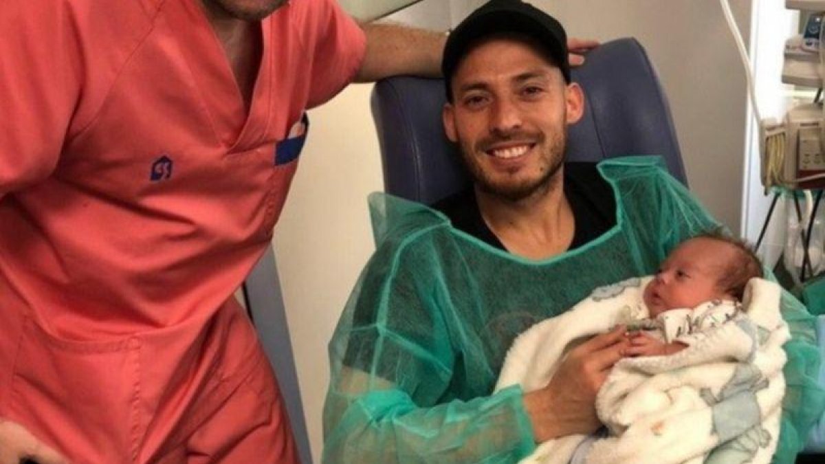 David Silva posa feliz junto a su hijo Mateo tras recibir el alta médica.-TWITTER DAVID SILVA