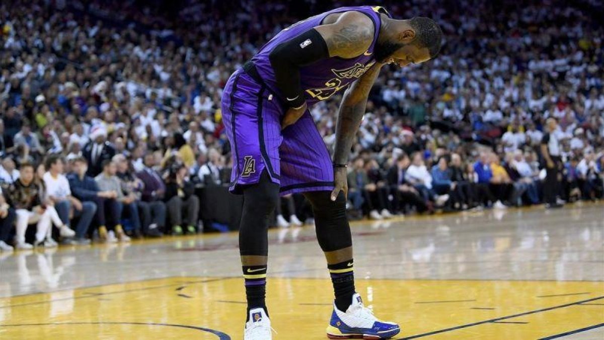 Lebron James, con dolor en el aductor en el partido ante Golden State.-EL PERIÓDICO
