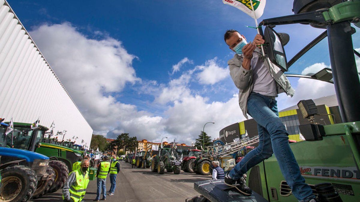 La tractorada organizada por UCCL en Burgos partió desde el Coliseum. TOMÁS ALONSO