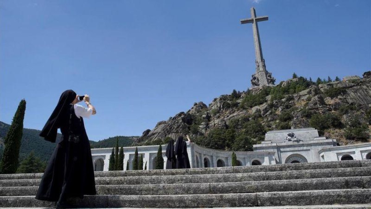 Una monja, de visita en el Valle de los Caídos.-JOSÉ LUIS ROCA