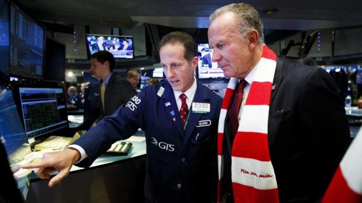 Karl-Heinz Rummenigge, junto a un agente de Bolsa en la visita del Bayern a Wall Street, este martes.-EFE / JUSTIN LANE