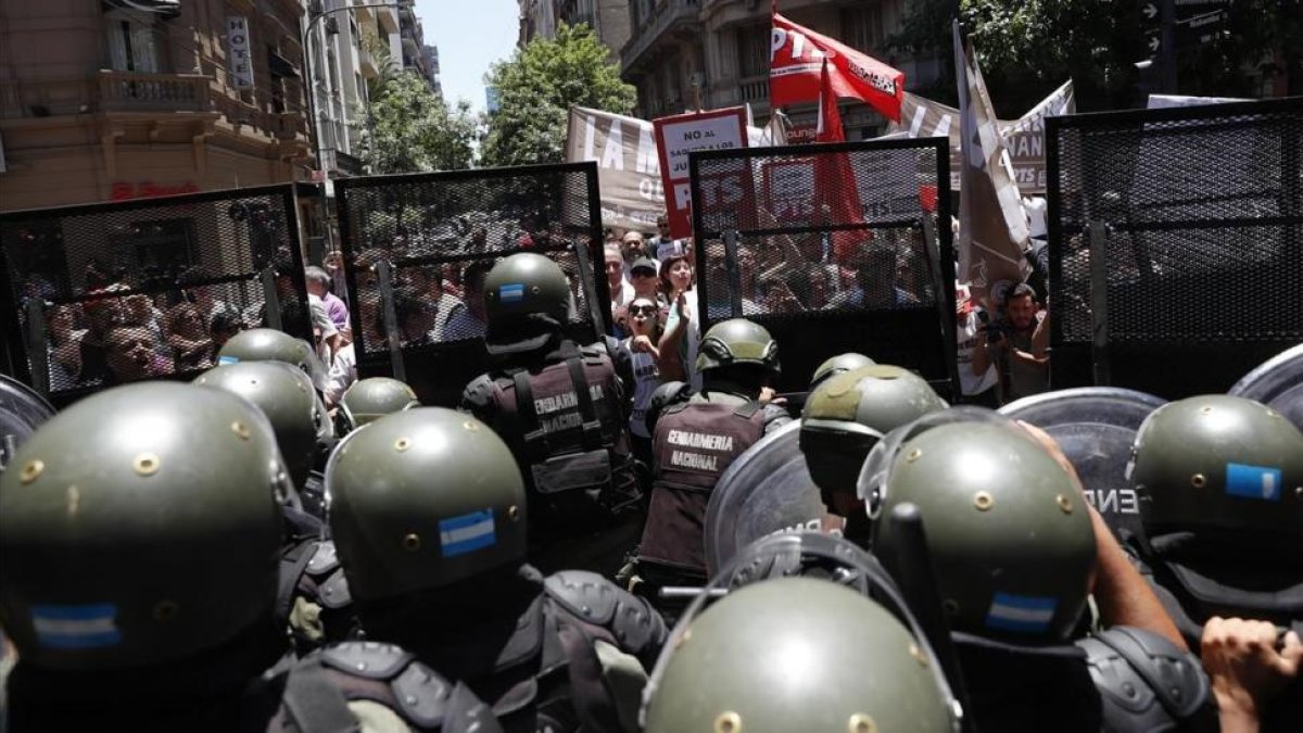 Policías en una manifestación en Buenos Aires.-/ EFE / DAVID FERNÁNDEZ