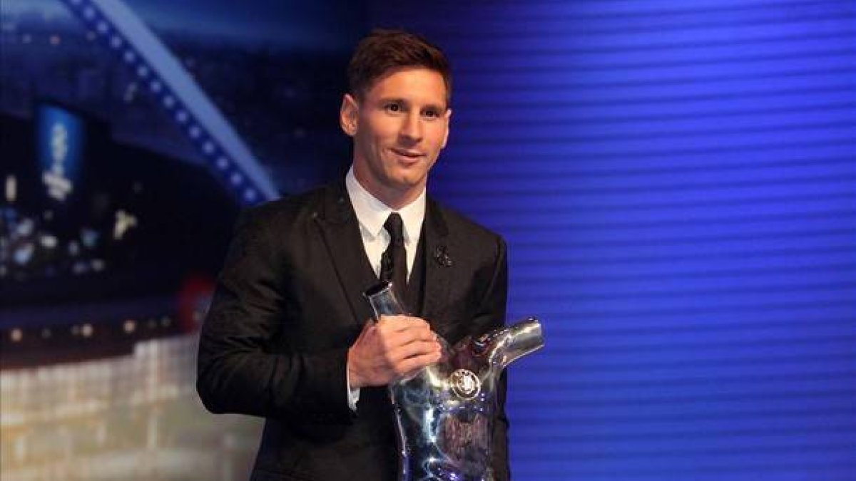 Messi, con el premio de mejor jugador de la UEFA.-Foto: IGNASI PAREDES