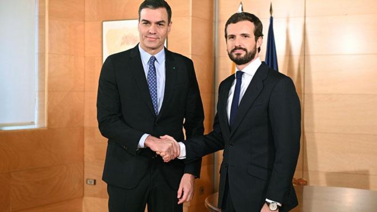 Pedro Sánches y Pablo Casado se reúnen en el Congreso.-FERNANDO VILLAR / EFE