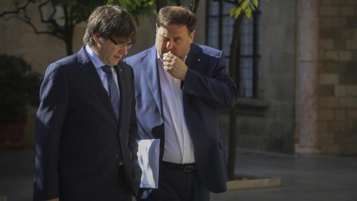 Puigdemont y Junqueras se dirigen, este marte, a la reunión del Govern.-DANNY CAMINAL
