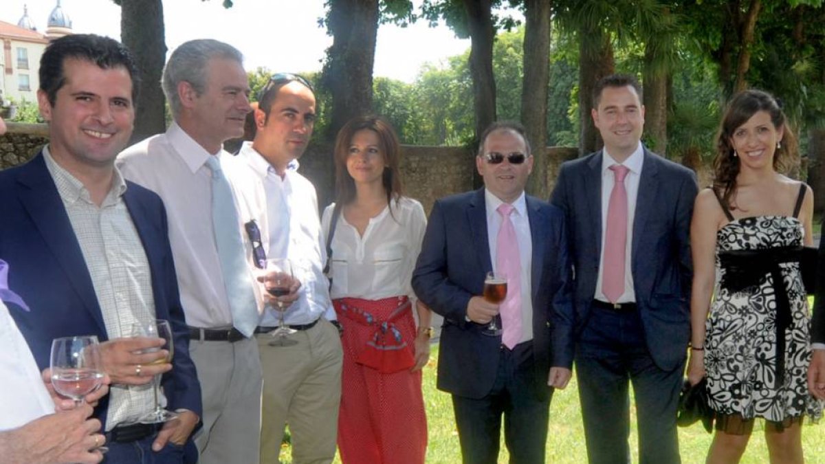 Luis Tudanca (izq), ayer en Burgos, junto a varios ediles del PSOE: González, De la Rosa y Barrio (derecha).-ISRAEL L. MURILLO