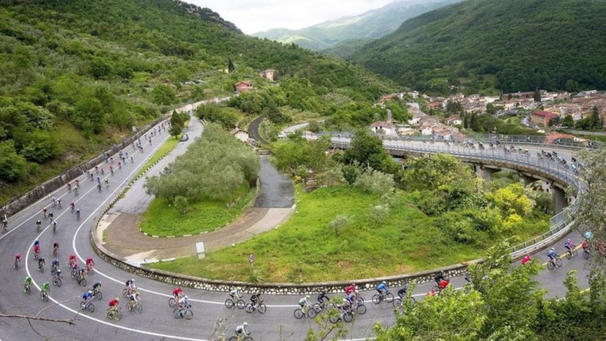 El pelotón durante la séptima etapa del Giro ganada por Greipel.-EFE / CLAUDIO PERI