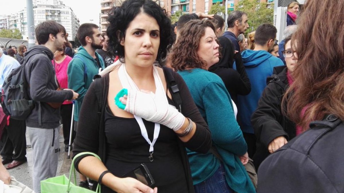 Marta Torrecilla agredida (4U21) en el Instito Pau Claris.-ERNEST ALÓS