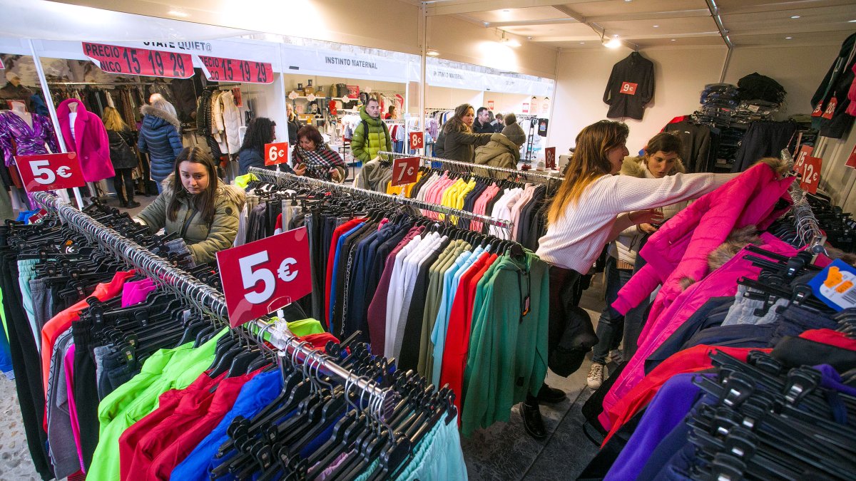 Varias personas buscan prendas en uno de los comercios participantes en la feria. TOMÁS ALONSO