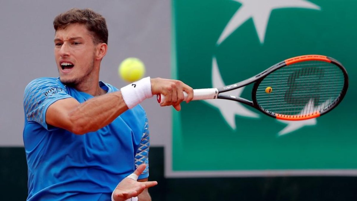 Pablo Carreño Busta devuelve una bola al argentino Federico Delbonis.-/ GUILLAUME HORCAJUELO (EFE)