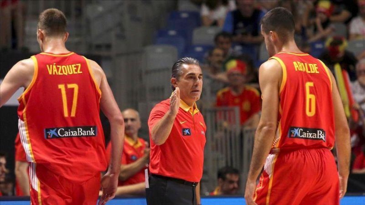 Sergio Scariolo, junto a Fran Vázquez y Abalde, en uno de los partidos de clasificación para el Mundial-DANIEL PÉREZ (EFE)