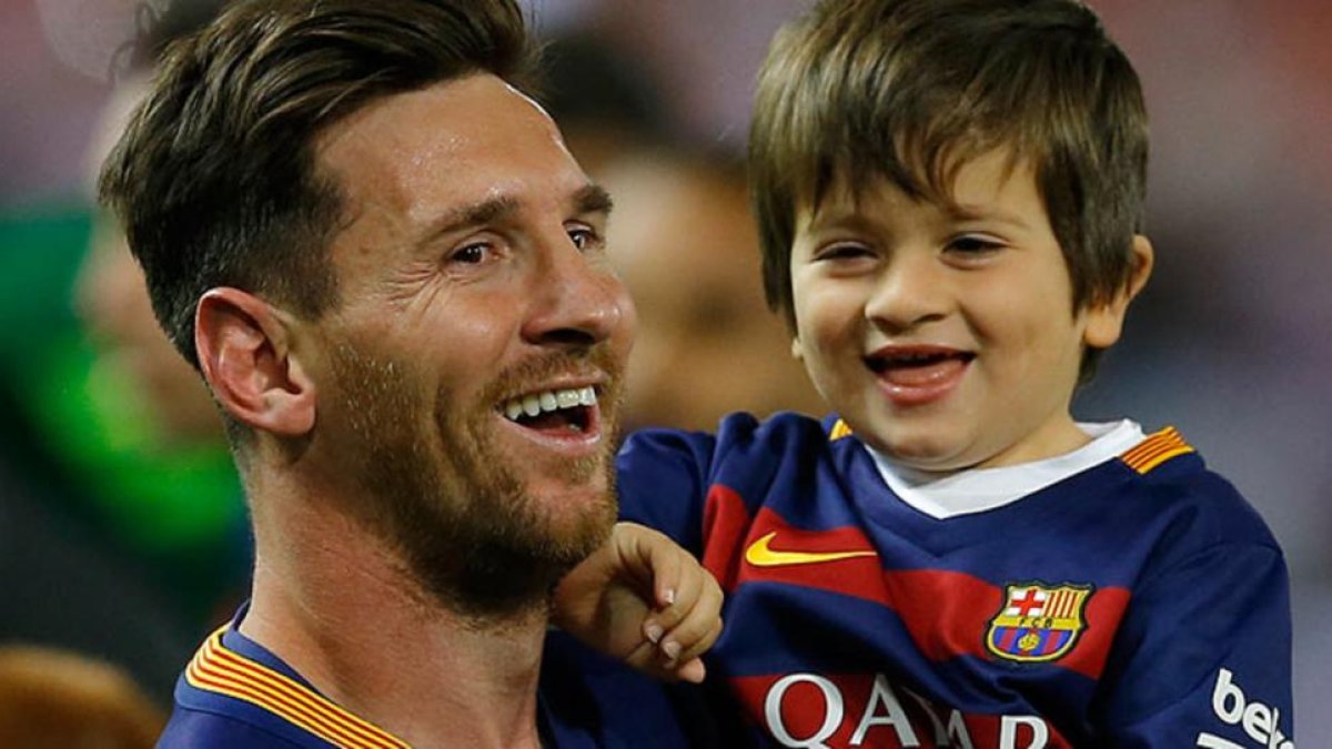 Messi, con su hijo Thiago, en la celebración de un título del Barça.-AP / FRANCISCO SECO