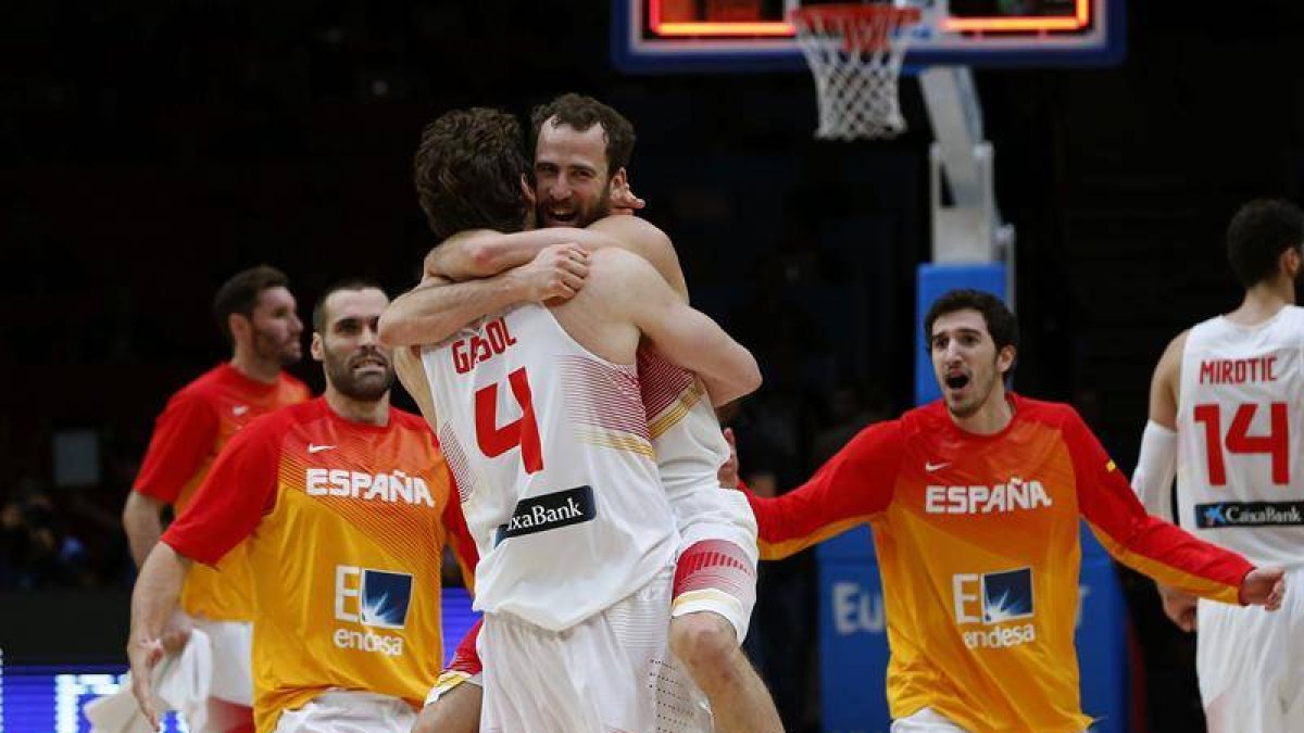 El base de la selección española Sergio Llull se abraza al pívot Pau Gasol (de espaldas) al finalizar el partido frente a Grecia de cuartos de final del Europeo 2015, disputado hoy en el estadio Pierre Mauroy de Lille-EFE