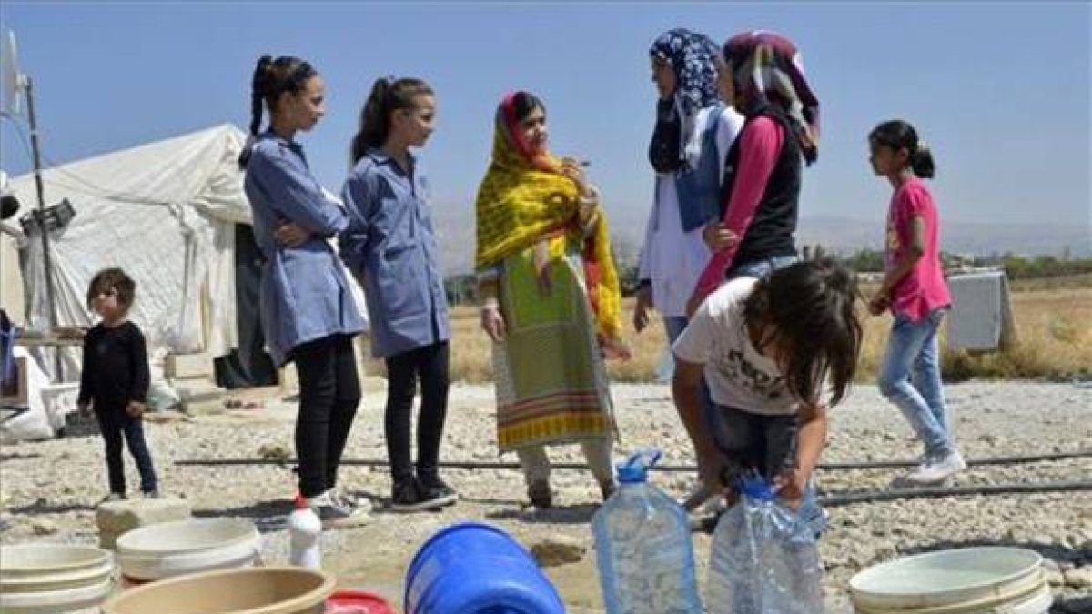 La ganadora más joven del Nobel de la paz, Malala Yousafzai, en un campo de refugiados en Líbano, donde abrirá un colegio para mejorar la calidad de vida de quienes viven allí.-Foto: EFE / WAEL HAMZEH