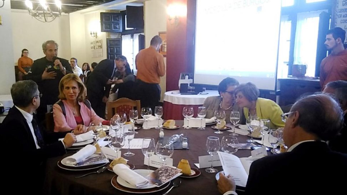 Da Silva explicó el proceso productivo de la morcilla y dio a probarvarios platos a los alumnos, chefs y empresarios.-ECB