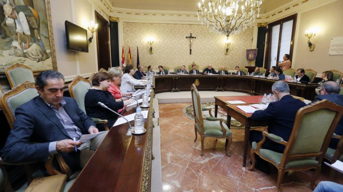 Nadie sabe aún qué rostros podrán verse a partir de junio en la corporación provincial.-R. O.