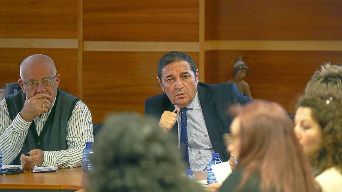 Antonio María Sáez Aguado (c), ayer, en la reunión con las asociaciones de Castilla y León de Enfermedades Raras .-ICAL