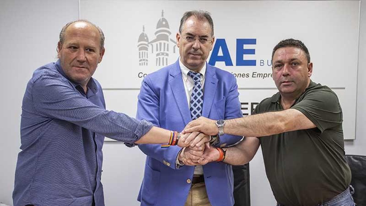 Ángel Citores, Miguel Ángel Benavente y Pablo Dionisio Fraile sellan el acuerdo.-SANTI OTERO