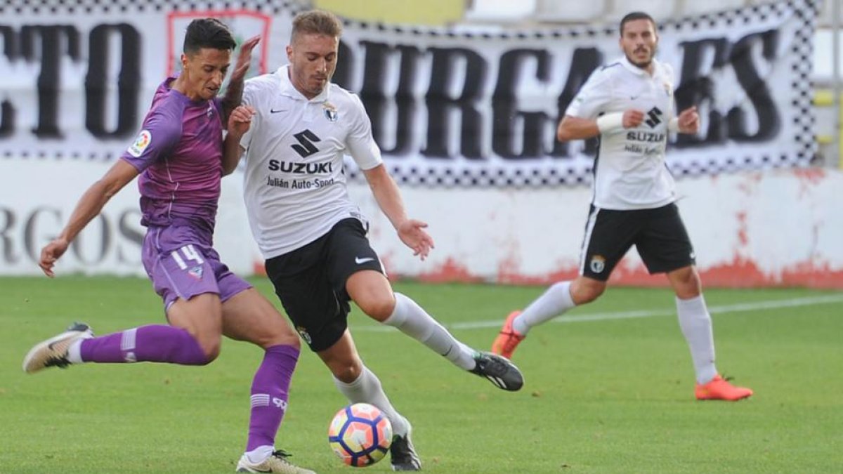 Los centrocampistas Maikel Mesa (Mirandés) y Fito Miranda (Burgos CF) pugnan por un balón en el choque de ayer en El Plantío-Israel L. Murillo