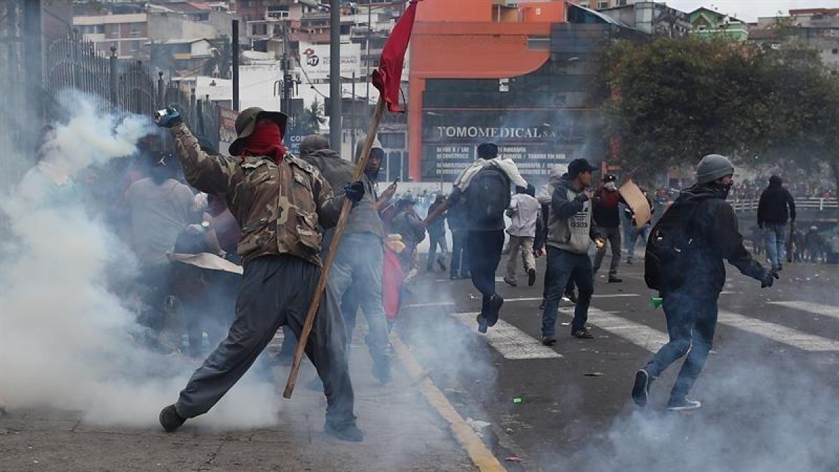 Manifestantes indígenas tomaban este martes el edificio de la Asamblea Nacional de Quito (Ecuador).-JOSÉ JÁCOME (EFE)