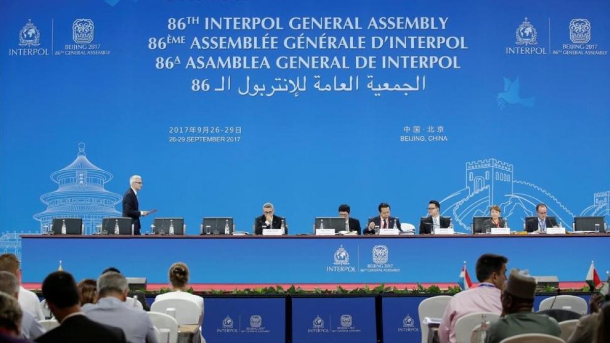 Delegados de los países miembros atienden durante la Asamblea General de Interpol, en Pekín, el 27 de septiembre-REUTERS / JASON LEE