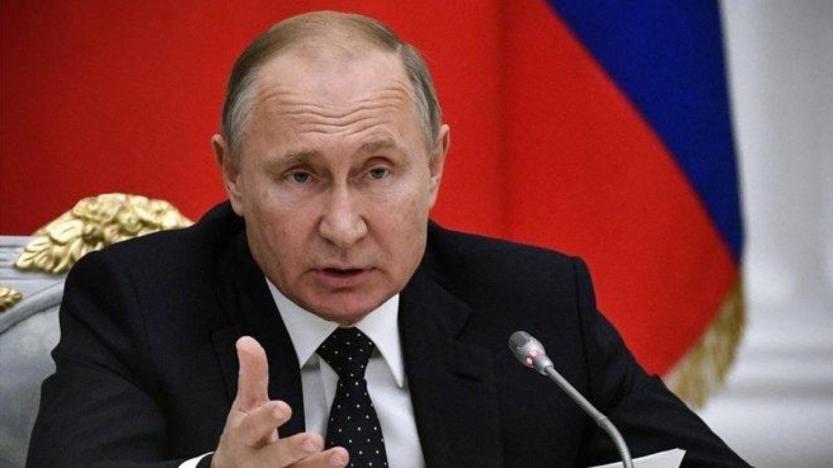 Vladimir Putin pronunciando un discurso.  / EFE-/EFE