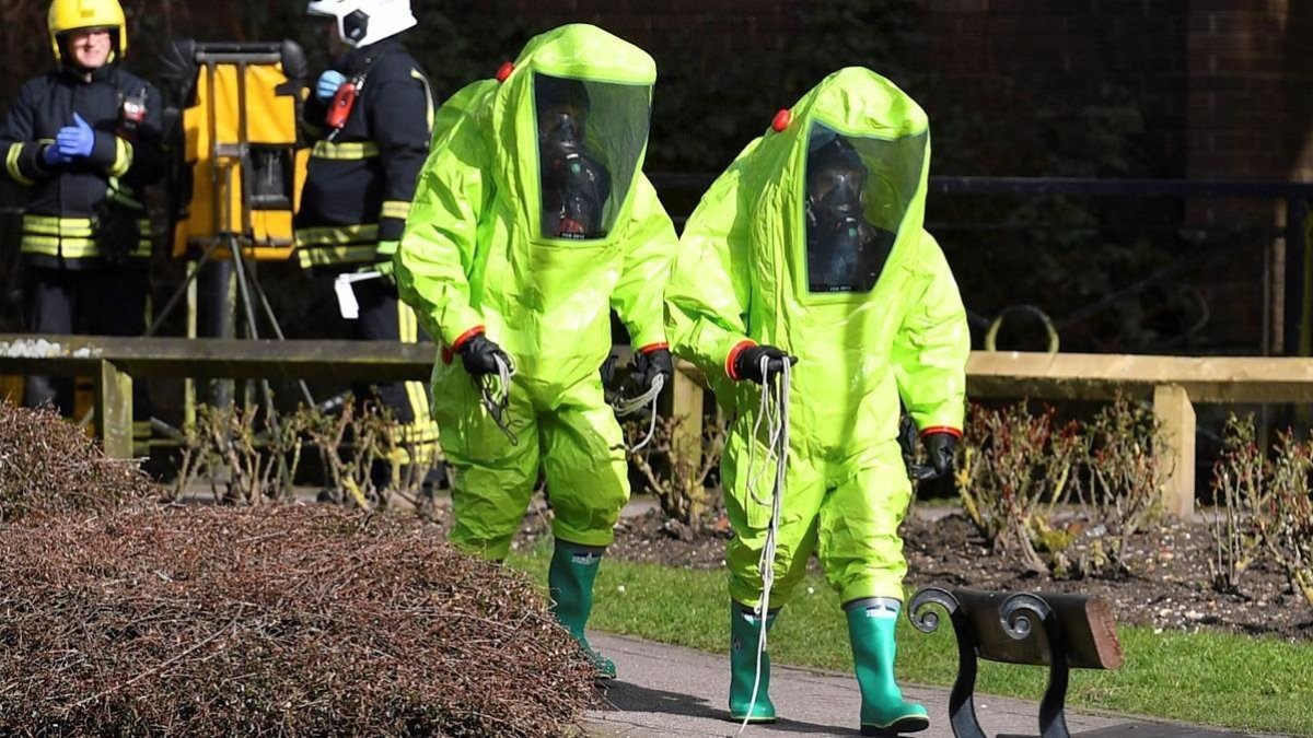 Miembros de los servicios de emergencia llegan al lugar donde fueron envenenados con Novichok el exespía ruso Sergei Skripal y su hija Yulia, el 8 de marzo.-AFP / BEN STANSALL