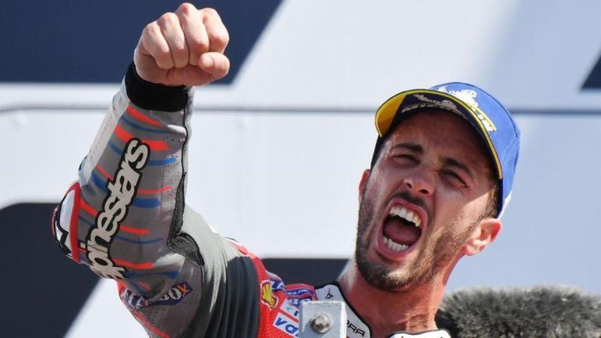 Andrea Dovizioso celebra su tercer triunfo del año con Ducati, en el podio de Misano.-AFP / TIZIANA FABI