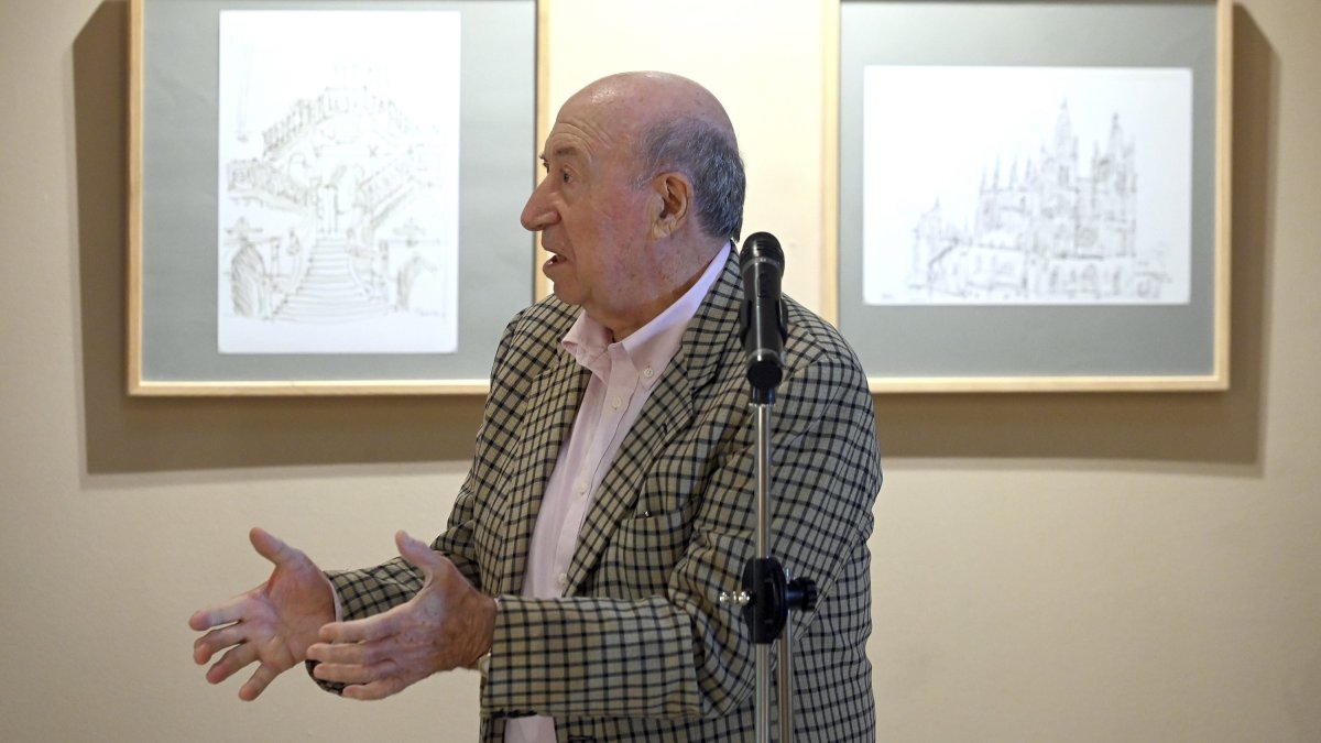José María Pérez ‘Peridis’ durante la inauguración de la muestra. ICAL