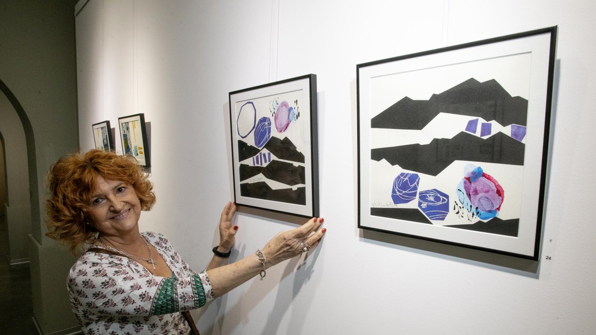 Maite de la Parte muestra una de las obras reunidas en el Consulado del Mar. TOMÁS ALONSO