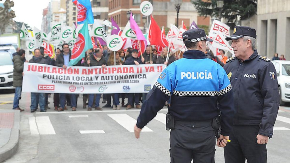 Los agentes, ayer, en la protesta junto a la Subdelegación.-ISRAEL L. MURILLO