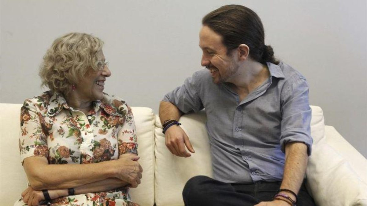 La alcaldesa de Madrid, Manuela Carmena, junto al secretario general de Podemos, Pablo Iglesias-MARISCAL (EFE)